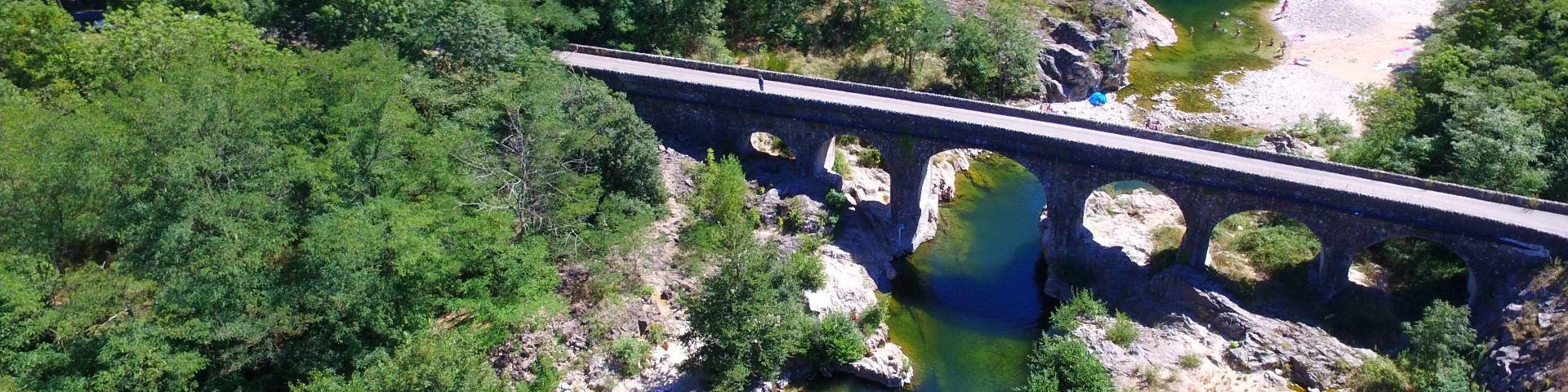 Paysage de rivière et pont en Ardèche