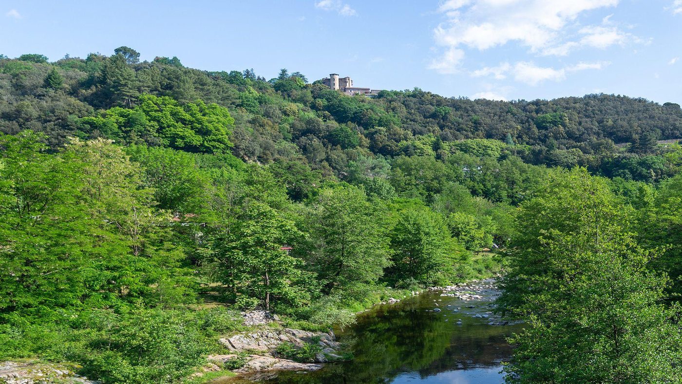 Rivière et village près du Camping Le Barutel